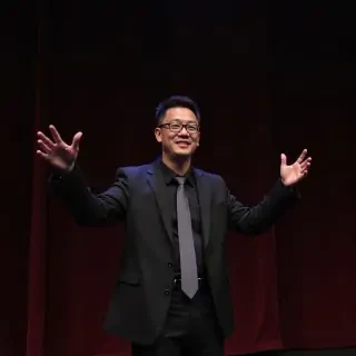 buatkan gambar stand up comedy di ruang terbuka dengan peran 2 orang di panggung dan 3 juri